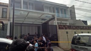 Petugas polisi menggembok pagar sebuah rumah di Jalan Pulomas Utara No. 7A, Kayu Putih, Pulogadung, Jakarta, Rabu (28/12). Di rumah lantai dua itu terjadi aksi penyekapan 11 orang yang berujung tewasnya enam penghuni rumah.